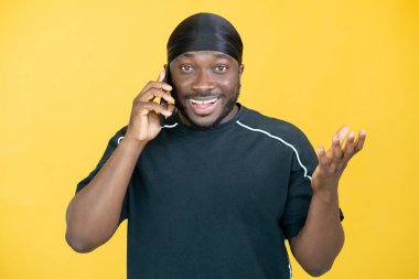 Mobil iletişim mutlu adam harika haber