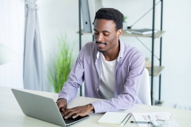 ev işi meşgul adam çevrimiçi iletişim