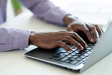 Ofis işi iş adamı bilgisayar teknolojisi