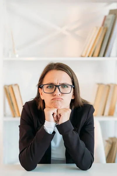 Entediado empregado escritório rotina insatisfeito mulher — Fotografia de Stock