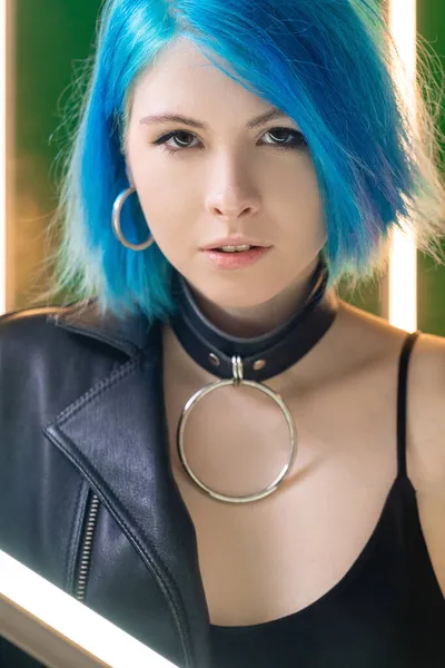 Futurista retrato cyberpunk modelo mujer led — Foto de Stock