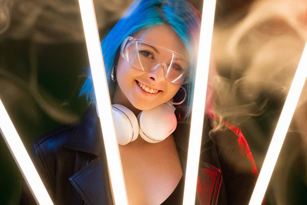 Cyberpunk Frau Sci-Fi-Stil führte Neon-Licht Rauch — Stockfoto