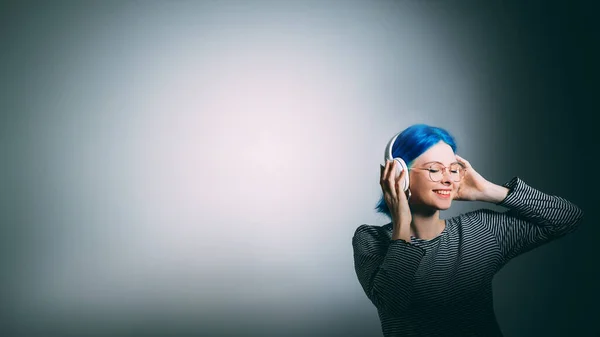 Musica gadget stile di vita millenario donna cuffie — Foto Stock