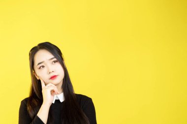 Düşünen kadın yüz ifadesi reklamı