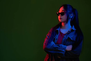 Neon moda şehir tarzı buhar dalgası. Havalı kadın.