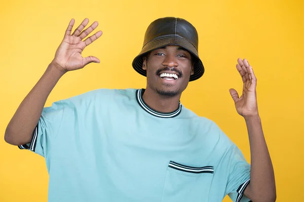 Fröhliche Hipster-Mann Hip-Hop-Stil freundliche Sitzung — Stockfoto