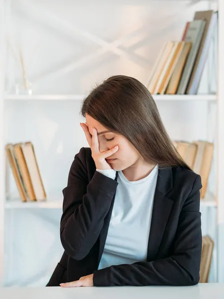 Burnout crise fracasso empresária mulher facepalm — Fotografia de Stock