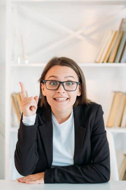 İş fikri. Akıllı kadın işaret ediyor.