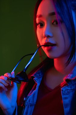 neon ışıklı portre fütüristik model kadın yüzü