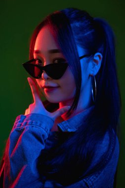 neon ışıklı gece hayatı siber punk kadın