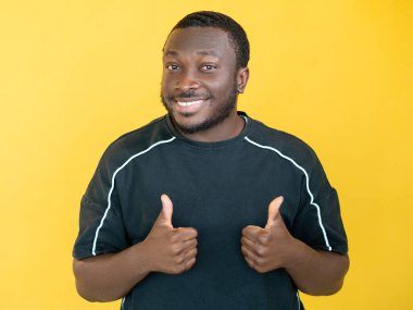 İyi seçim destekleyici adam onaylı işaret mutlu