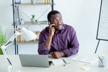 Ofis çalışanı meşgul adam mobil iletişimi