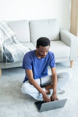 Serbest çalışan, sıradan bir adam, online iletişim.