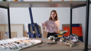 Yaratıcı kadın ressam stüdyosu