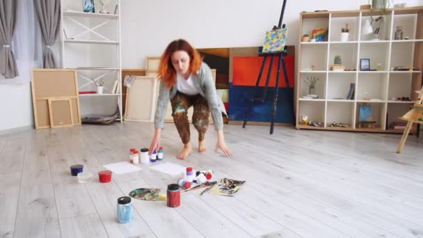 Szkoła artystyczna kobieta malarz narzędzia artystyczne poważne — Wideo stockowe