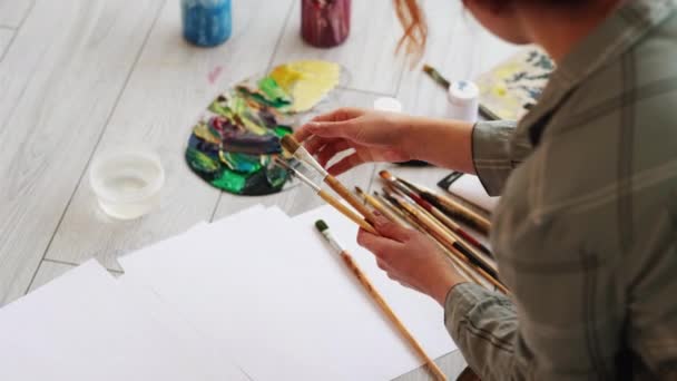 Pintura preparación artista femenina herramientas artísticas — Vídeos de Stock