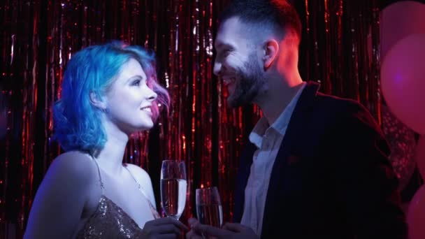 浪漫的祝酒词情人节情侣们一起喝酒 — 图库视频影像