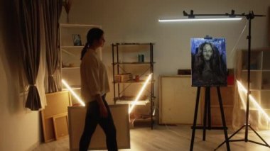 sanat süreci kadın ressam resim araçları