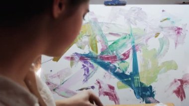 kadın sanatçı sanat süreci sanat eseri oluşturma