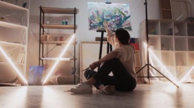 Sanatsal ilham verici kadın sanat stüdyosu