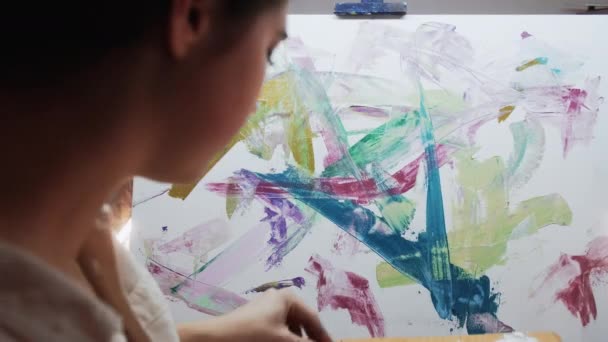 Kadın sanatçı sanat süreci sanat eseri oluşturma — Stok video