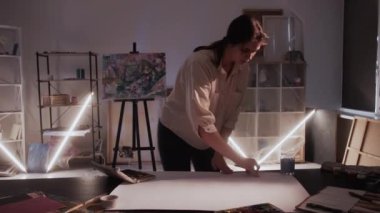 Eskiz çizimi ilham verici kadın sanat stüdyosu kadını