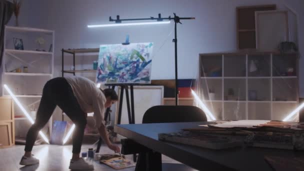 インスピレーションを受けた女性アーティスト学校の創造的なプロセス — ストック動画
