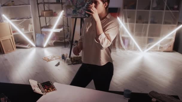 Mujer artista trabajo pausa proceso creativo — Vídeos de Stock