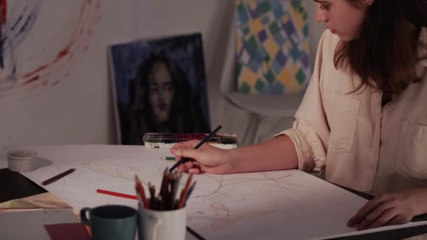 Estudio de arte artista femenina creación de obras de arte bastante — Vídeos de Stock