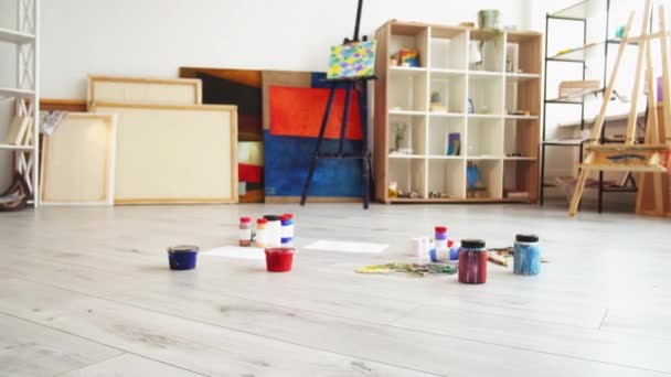Artista sala ferramentas de pintura escola criativa — Vídeo de Stock