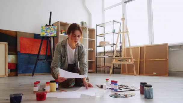 Herramientas de pintura artista femenina estudio creativo — Vídeo de stock