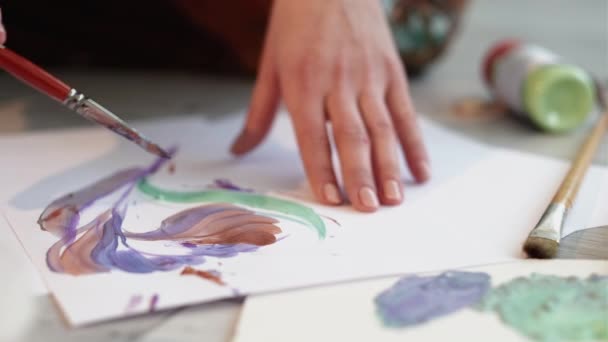Malarstwo grafika kobieta artysta proces twórczy — Wideo stockowe