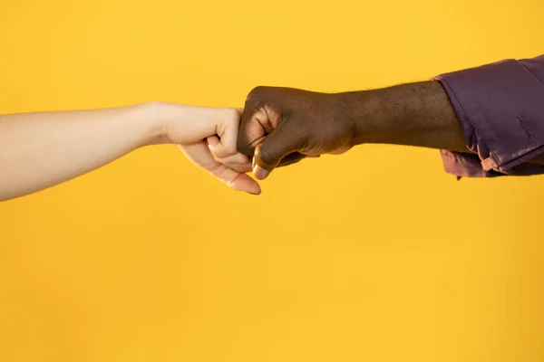Interracial unité racial tolérance homme femme poing — Photo