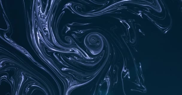 Χρώμα νερό στροβιλισμού μαρμάρινη υφή σκούρο μπλε υγρό — Αρχείο Βίντεο