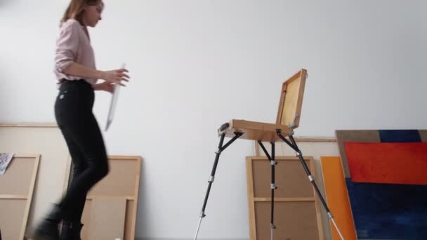 Kunsthochschule weibliche Künstlerin beginnt Frau zu malen — Stockvideo