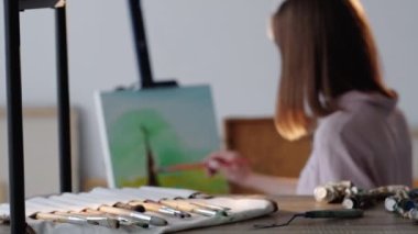 Artistik aletler kadın ressam sanat eseri