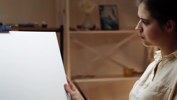Ressam kadın sanatçının yaratıcı sürecine ilham verir — Stok video