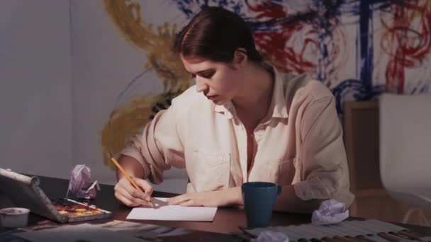 Kemény kreatív folyamat női művész inspiráció — Stock videók