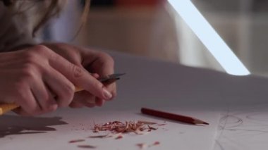 çizim sanatçısı araçlarını keskinleştirme