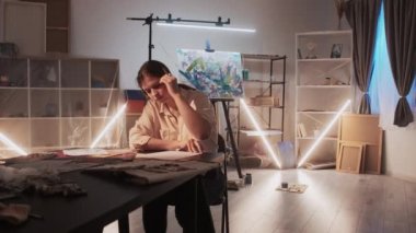 Sanat stüdyosu kadın ilham perisi çiziyor.