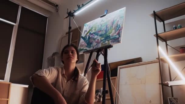 미술 학교를 다니는 사려깊은 여성 이 영감을 얻다 — 비디오