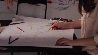 çizim süreci kadın sanatçı sanat eseri oluşturma