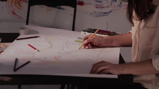 Proceso de dibujo artista femenina creación de obras de arte — Vídeo de stock