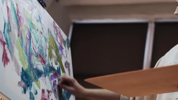 Proceso de pintura artista femenina escuela de arte — Vídeo de stock