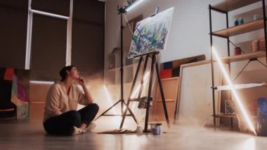 Sanat eserlerinin tadını çıkar. Stüdyo mutlu kadın.