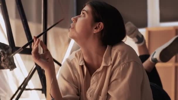 Pintura musa pensativo mulher arte escola — Vídeo de Stock