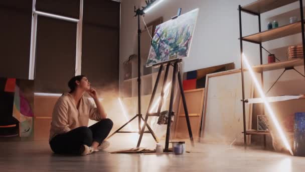 Afwerking kunstwerk genieten resultaat kunst studio gelukkig vrouw — Stockvideo