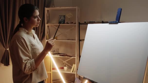 Proceso creativo mujer pintor perdido inspiración — Vídeos de Stock