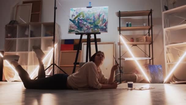 Kreatywne inspiracje kobieta malarz studio sztuki — Wideo stockowe
