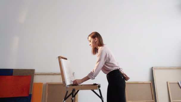 Pintura musa artista femenina creación de obras de arte — Vídeo de stock